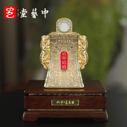 2022中华壬寅国宝碧玺带熊猫面值金属錾刻玉雕结合币玺