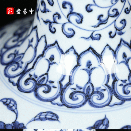 仿明宣德青花缠枝莲天球瓶 | 王辉大师珐琅彩再造官窑重器 | 缠枝莲纹，青花晕散，复刻永宣气象