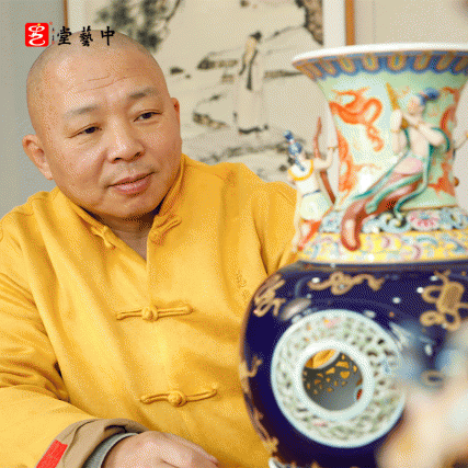 珐琅彩《撒花飞天尊》 | 王辉大师再造敦煌初唐321窟神韵 | 散花飞天环绕，莲窗内塑佛国，千年壁画“活”在瓷上